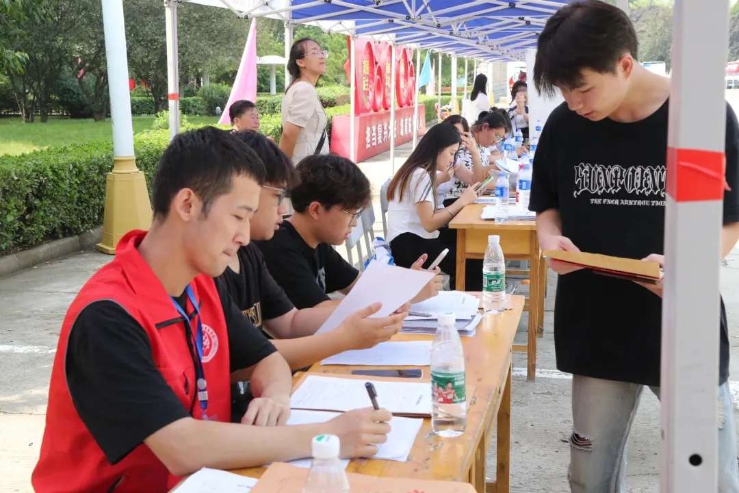 華翔學(xué)院新生報(bào)到，迎新啦！